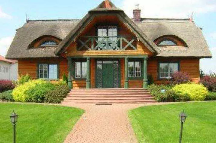 Landhaus mit Reetdach: typisch für die nördlichen Regionen Deutschlands